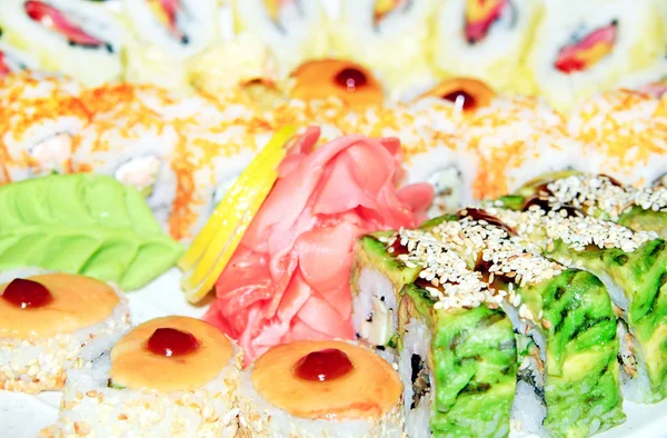 Appetizing lezat Jepang gulungan dan berbagai macam sushi — Stok Foto