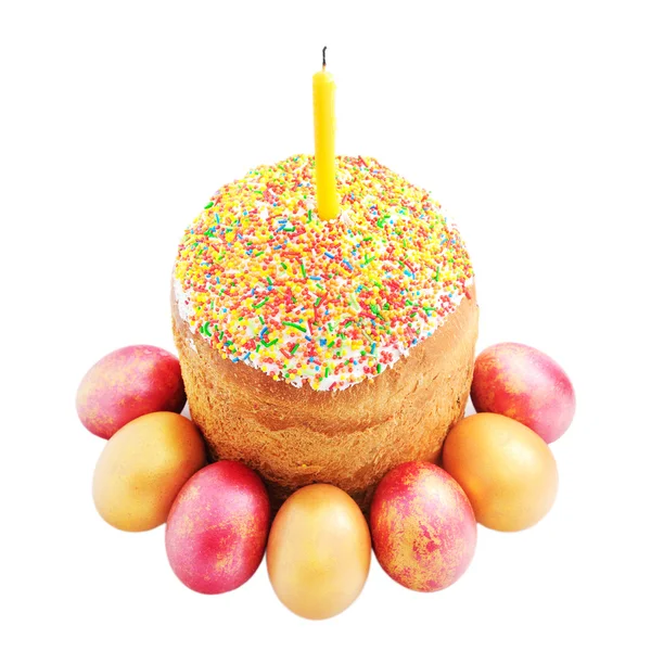 Gâteau de Pâques avec glaçage au sucre, oeufs peints et bougie isolée o — Photo