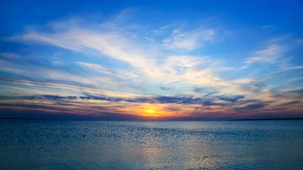 Puesta de sol brillante bajo el mar — Foto de Stock