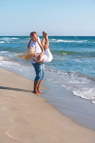Coppia amorevole passeggiando sulla spiaggia di mare in estate — Foto Stock