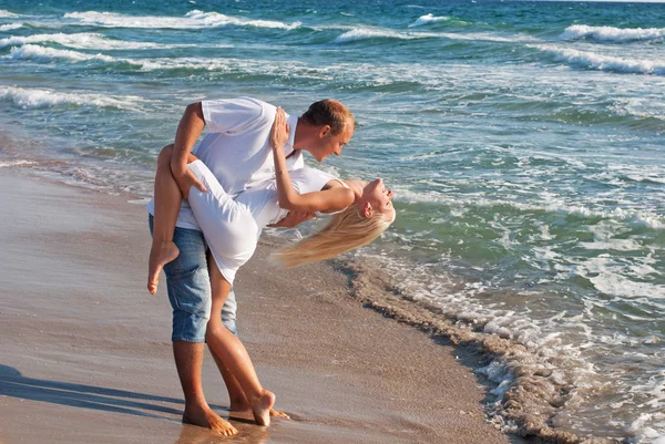 Любящая пара танцует на морском пляже летом — стоковое фото