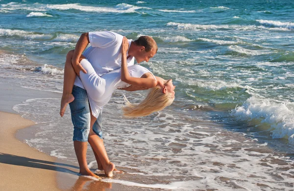 Älskande par dansar på havsstranden på sommaren — Stockfoto
