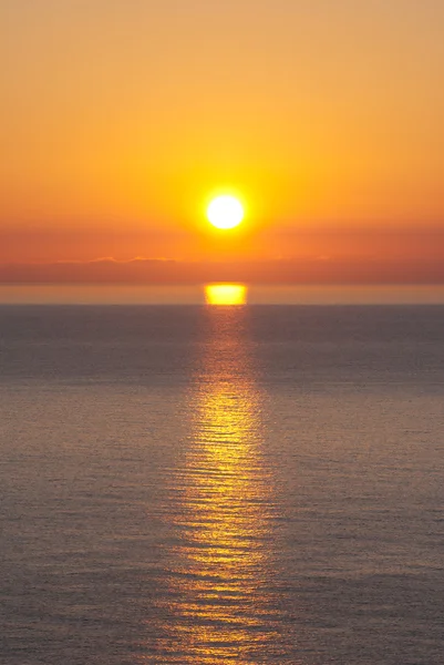 Heller Sonnenuntergang unter dem Meer — Stockfoto