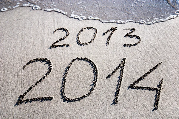 Nouvel An 2014 remplacer 2013 concept sur la plage de la mer — Photo