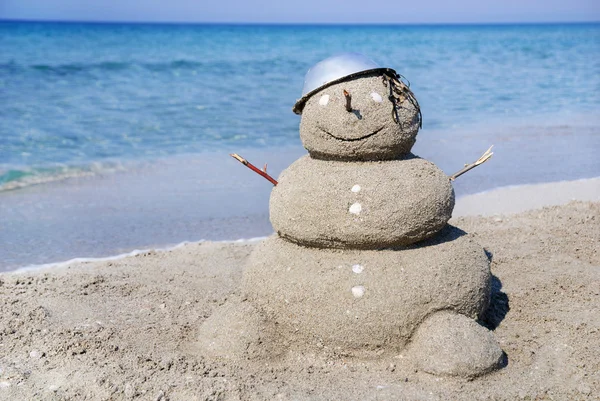 Χιονάνθρωπο γίνεται από άμμο. έννοια των διακοπών μπορεί να χρησιμοποιηθεί για νέα ye — Φωτογραφία Αρχείου