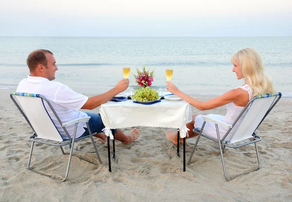 Ett ungt par dela en romantisk middag med levande ljus och vin gla — Stockfoto