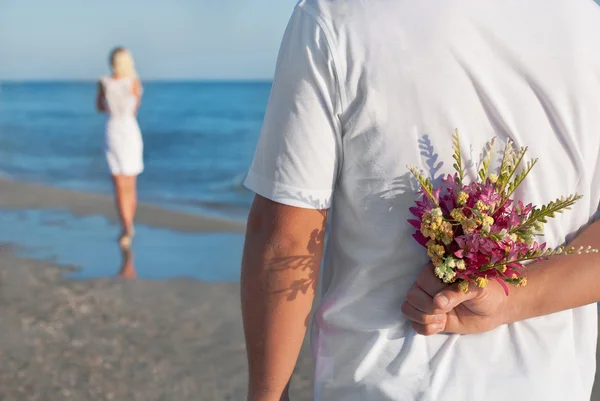 愛情のあるカップル - 男は彼女を待っている花の花束と、 — ストック写真