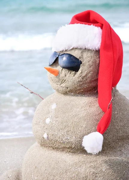 Bonhomme de neige fait de sable. Concept de vacances peut être utilisé pour New Ye — Photo