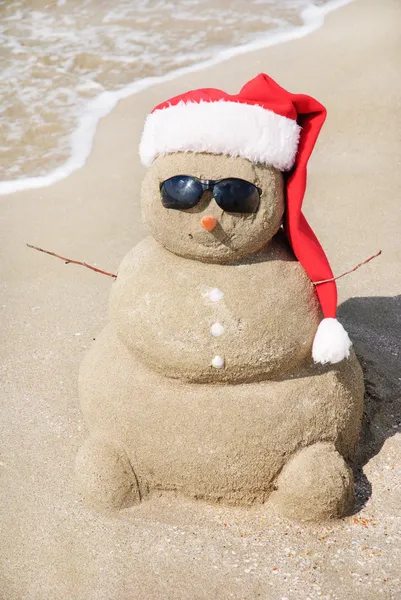 Snowman made out of sand. Holiday concept can be used for New Ye — Stock Photo, Image