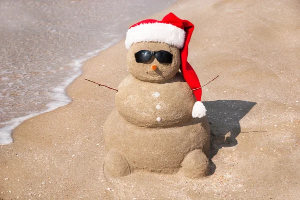 Boneco de neve feito de areia. O conceito de férias pode ser usado para New Ye — Fotografia de Stock