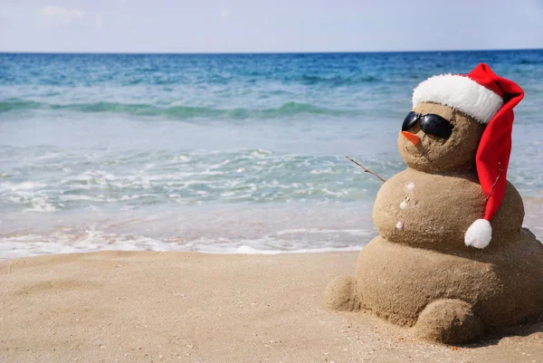 Boneco de neve feito de areia. O conceito de férias pode ser usado para New Ye — Fotografia de Stock