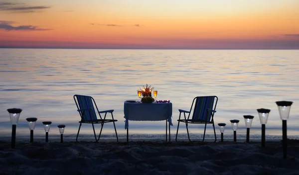 Cena romantica sulla spiaggia di mare con candele e vino — Foto Stock