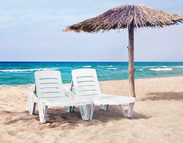 Plage de mer pure avec les deux lits de plage et le parasol — Photo