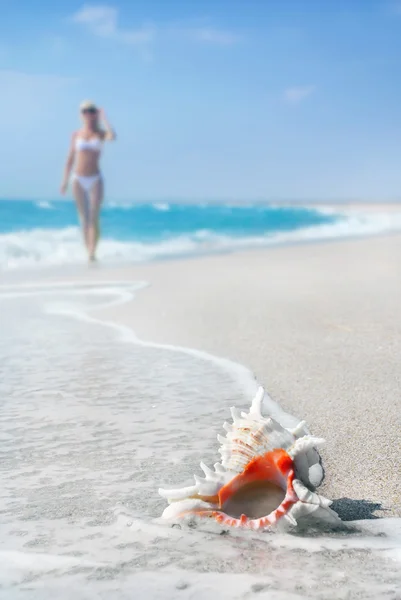 Slank blond meisje in witte bikini op het strand van de zee zandstrand met b — Stockfoto
