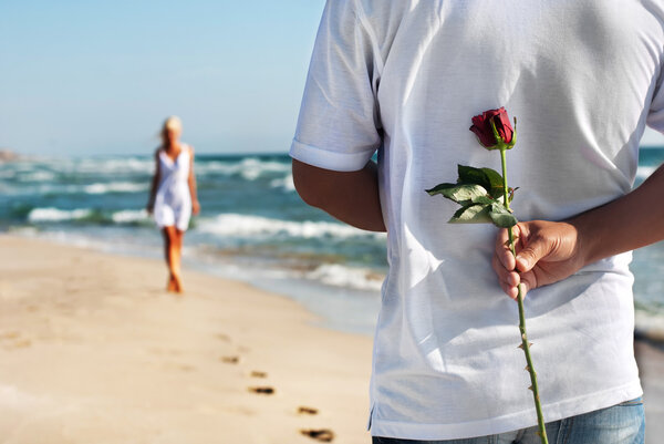 O conceito de data romântica - homem com rosa esperando sua mulher em t — Fotografia de Stock