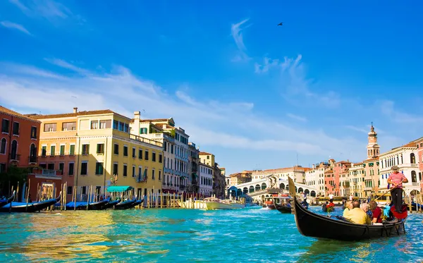 ヴェネツィア大運河のゴンドラとリアルト橋、イタリア ロイヤリティフリーのストック画像