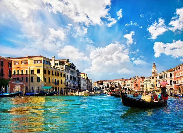 Canal Grande Venedig med gondoler och Rialtobron, Italien与吊船和里亚托桥、 意大利威尼斯大运河 图库照片