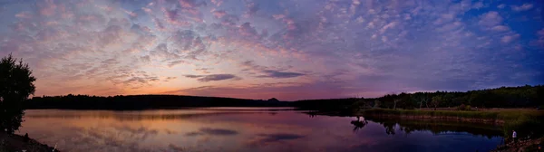 Panorama de la puesta de sol brillante sobre el lago — Foto de Stock