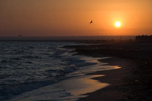 Φωτεινό θάλασσα ηλιοβασίλεμα πάνω από την παραλία — Φωτογραφία Αρχείου