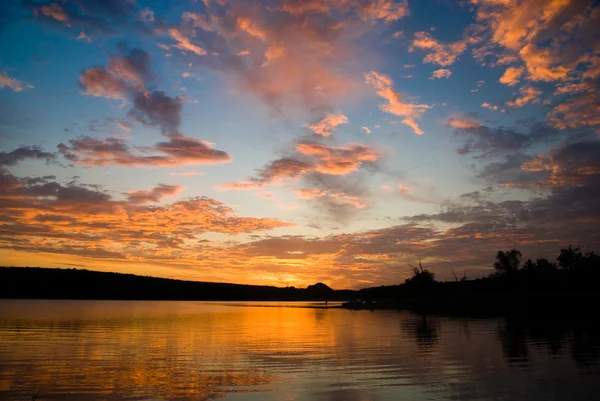 Sonnenuntergang über dem See mit leuchtenden Farben — Stockfoto