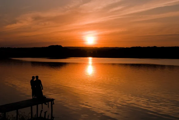 Solnedgången över sjön med ljusa färger — Stockfoto