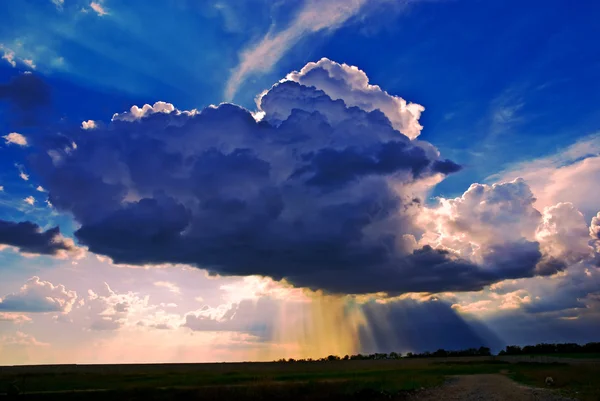Velké cumuli mrak s paprsky slunce — Stock fotografie