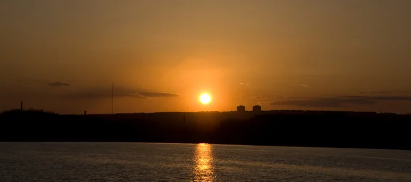 Panorama of bright sunset above the lake — Stock Photo, Image