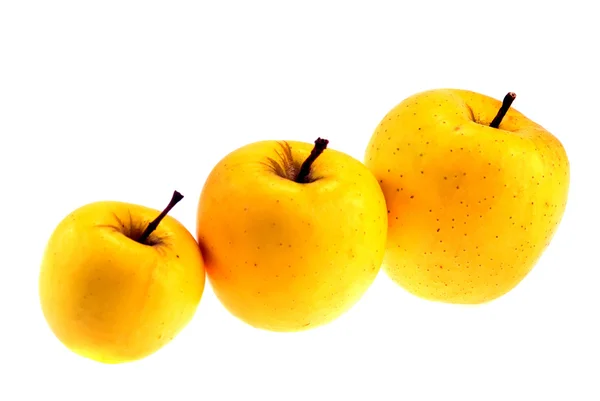 Золотые вкусные сочные яблоки, изолированные на белом — стоковое фото