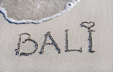 Bali anahat ıslak kum üzerinde dalga berraklığı ile kelime.