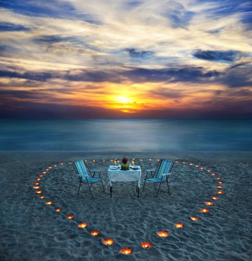 Deniz plaj mumlar ile romantik bir akşam yemeği