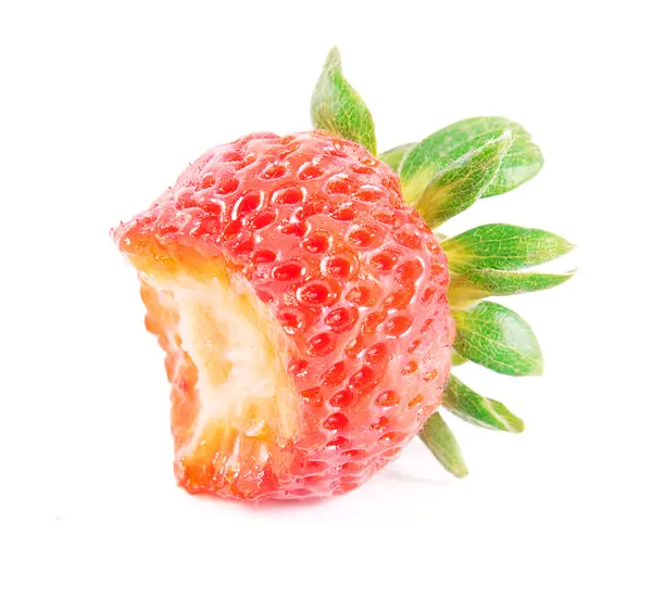 新鲜草莓，用白色隔开 — 图库照片