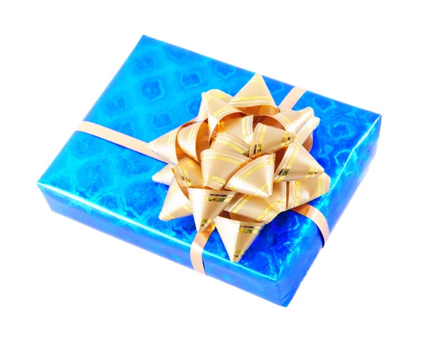 Caixa de presente azul com arco dourado isolado no branco — Fotografia de Stock