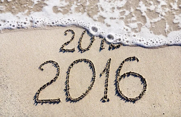 Šťastný nový rok 2016 nahradit 2015 koncepce na mořské pláži — Stock fotografie