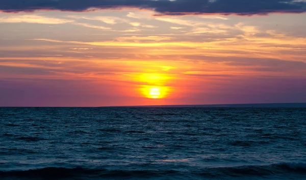 Panorama brilhante do pôr do sol sob a superfície do mar — Fotografia de Stock