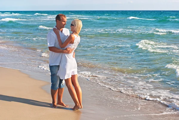 Couple amoureux marchant sur la plage de la mer — Photo