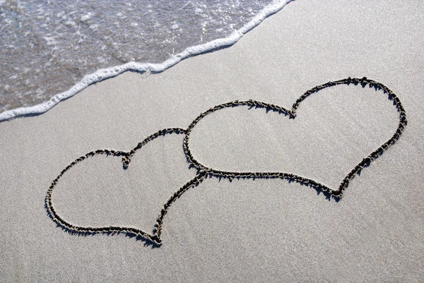 Περίγραμμα καρδιά στην άμμο παραλία με κύμα — Φωτογραφία Αρχείου