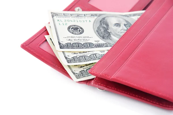 Красный кожаный бумажник с деньгами, изолированными на белом — стоковое фото