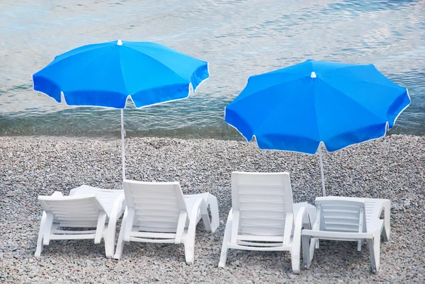 Ξαπλώστρες και μια ομπρέλα παραλιών σε μια παραλία — Φωτογραφία Αρχείου
