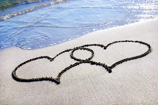 Contorno del corazón en arena de playa con olas —  Fotos de Stock