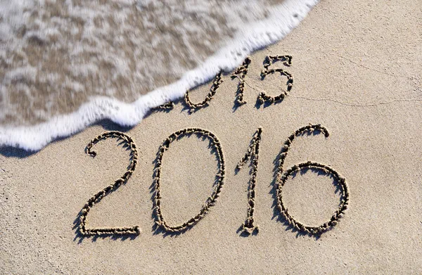 Feliz Ano Novo 2016 substituir 2015 conceito na praia do mar Imagens De Bancos De Imagens Sem Royalties