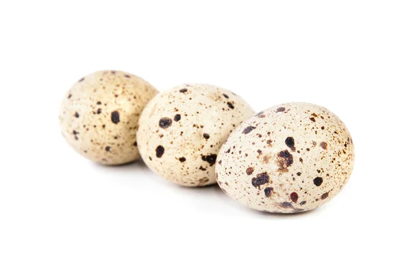 Перепелиные яйца изолированы на белом фоне — стоковое фото
