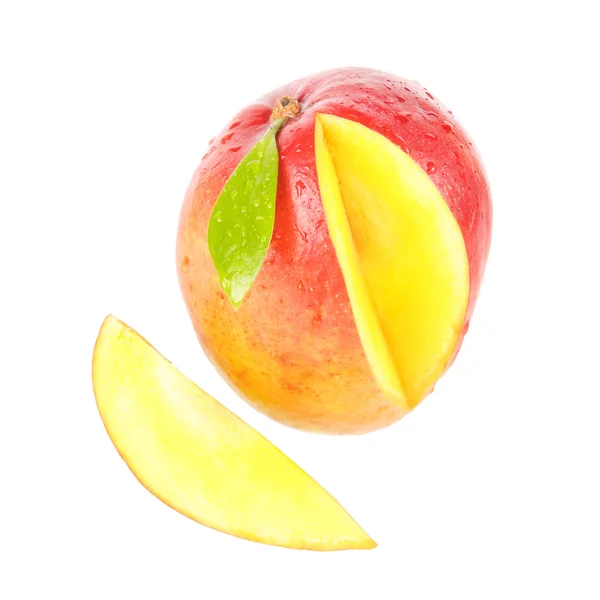 Mango met blad en snijd geïsoleerd — Stockfoto