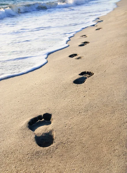 Strand, Golf en voetstappen op zonsondergang tijd — Stockfoto