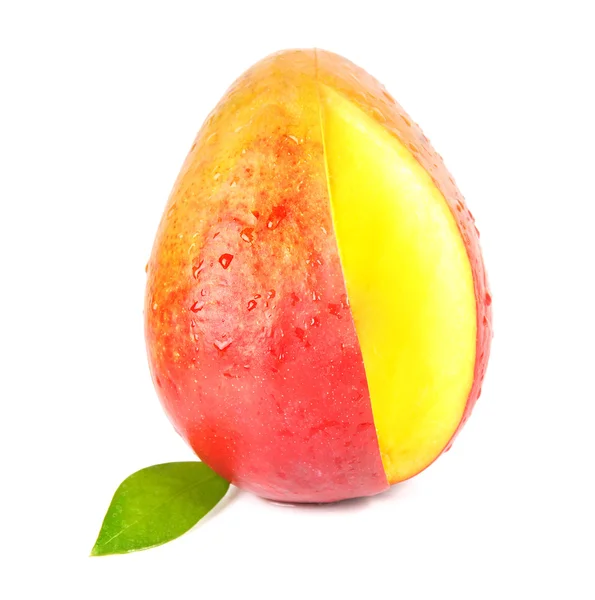 Mango met blad en snijd geïsoleerd — Stockfoto