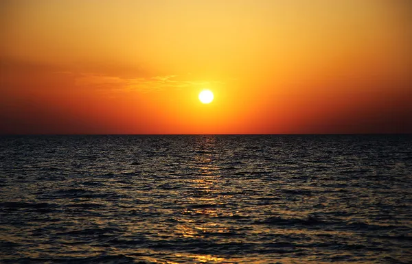 Deniz yüzeyi altında parlak gün batımı panorama