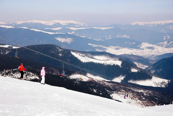 Lyžaři a snowboardisté na lyžařské středisko — Stock fotografie
