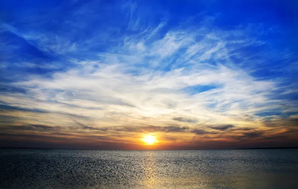 Ljusa paniramic solnedgången under havet — Stockfoto