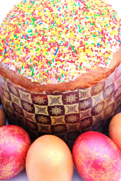 Easter cake with sugar glaze and painted eggs — Stock Photo, Image