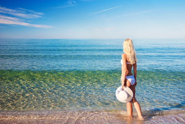 Ładny blond kobieta w białym bikini na plaży piasek — Zdjęcie stockowe