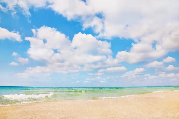 Piękna panorama plaży z fal i błękitne niebo pochmurne — Zdjęcie stockowe